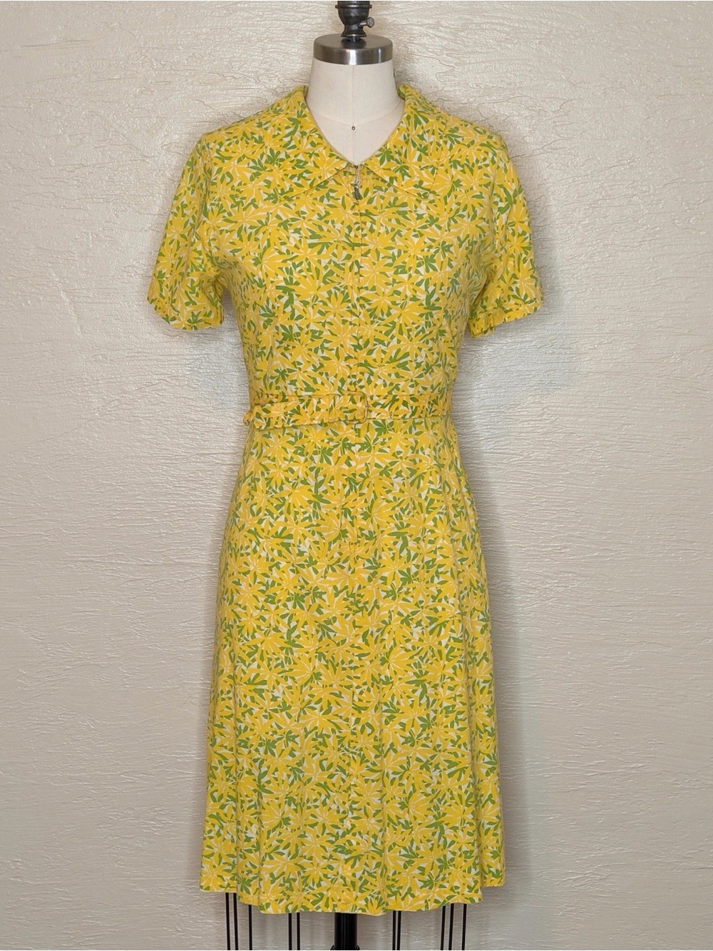 1940's True Vintage Yellow Floral Short-Sleeve Day Dress XL